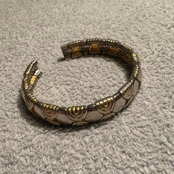 Jewelry - Vintage‎ Beautiful Gold and Silver tone slightly flexible bracelet